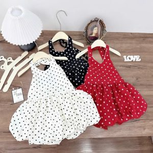 váy chấm bi cổ yếm dáng xoè