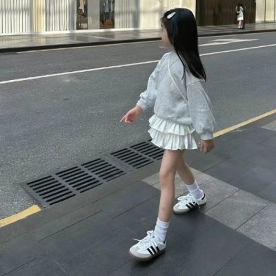 váy xòe tầng dễ thương cho bé phối cùng sneaker