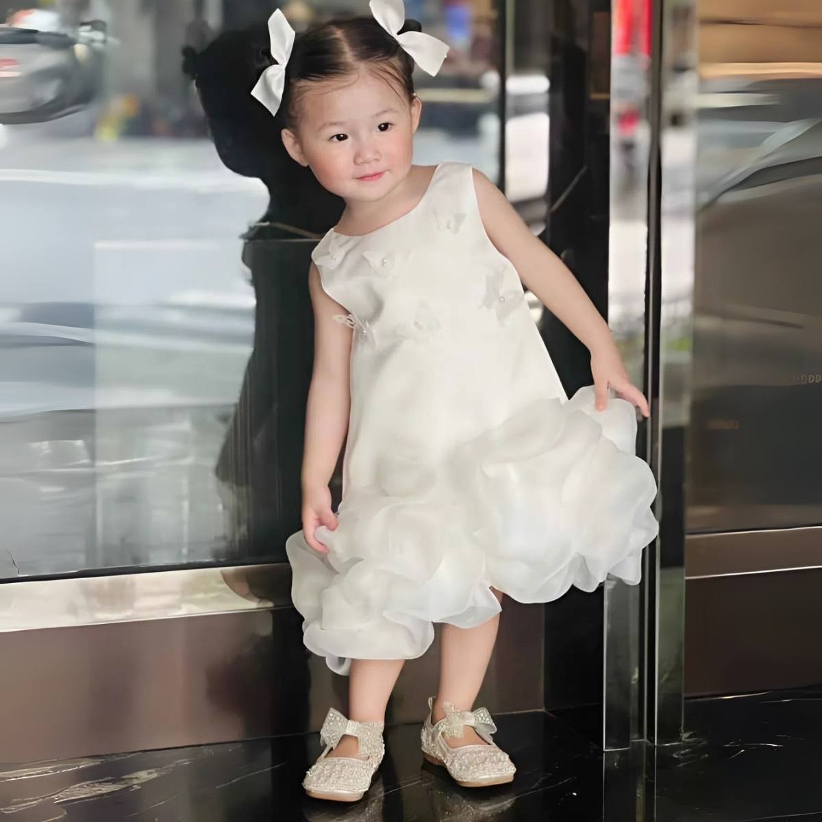 váy xòe tầng dễ thương cho bé phối cùng giày búp bê