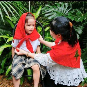 khăn choàng cờ đỏ sao vàng